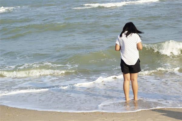 梦见波浪涌向脚下是什么意思