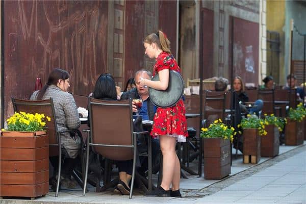 梦见女仆女服务员是什么意思