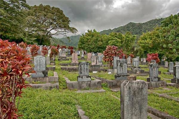 梦见墓穴墓基坟墓