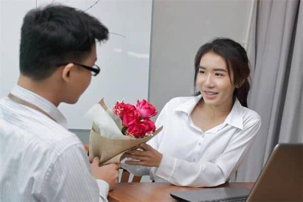 梦见给歌手献花是什么意思