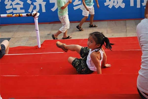 梦见女儿楼上掉下是什么意思