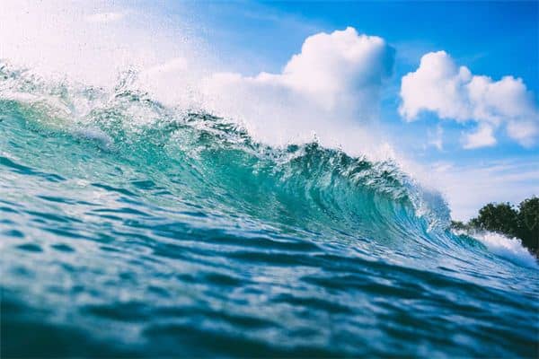 梦见高大的浪涛凶猛涌来是什么意思