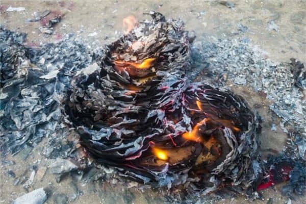 梦到给死人烧纸是什么意思