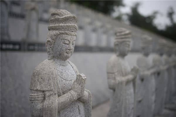 女人梦见给观音磕头是什么意思