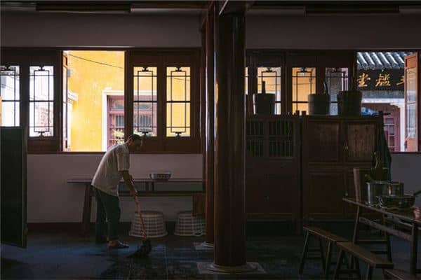 女人梦见地面很脏拖地是什么意思