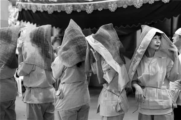 女人梦见自己哭丧是什么意思