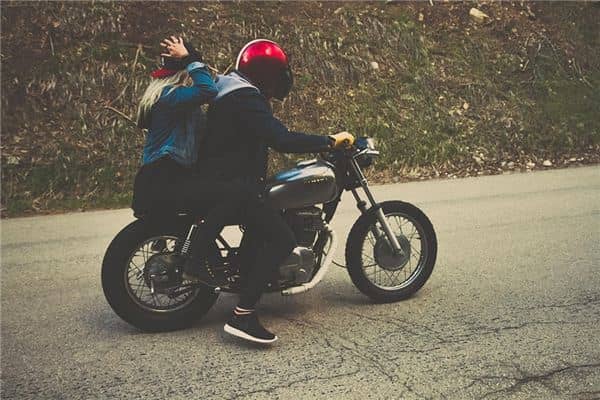 梦见骑摩托车带人