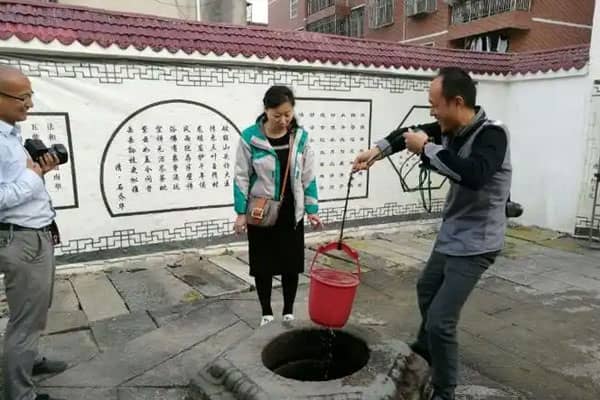 梦见用水桶从井里提水是什么意思