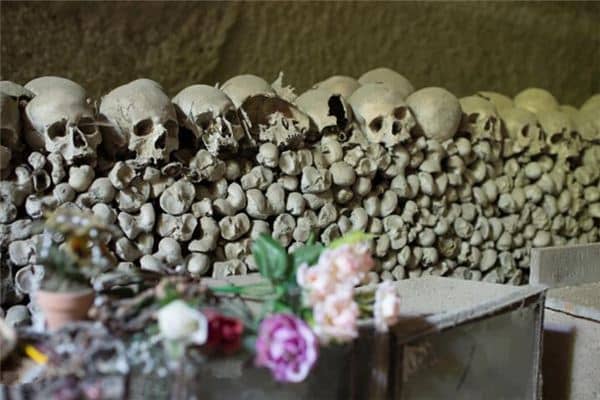 梦见很多死人是什么意思