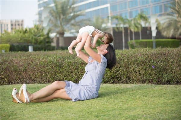 女人梦见自己抱着男孩是什么意思