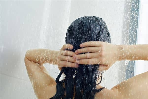 女人梦见自己洗淋浴是什么意思