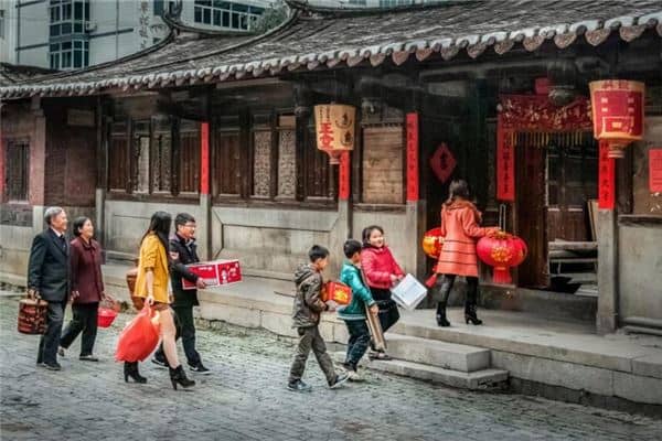 女人梦见很多人到家里是什么意思