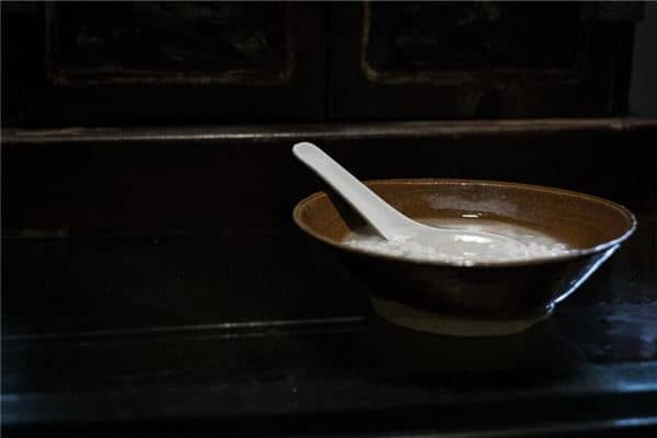 女人梦见自己吃稀饭是什么意思
