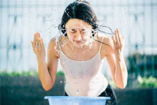 女人梦见自己洗脸是什么意思