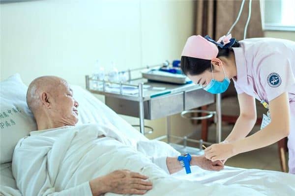 女人梦到别人输液是什么意思