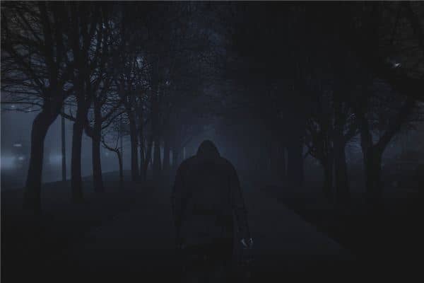 女人梦见走黑路是什么意思