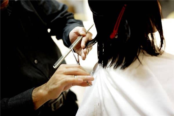 女人梦见长发剪成短发是什么意思