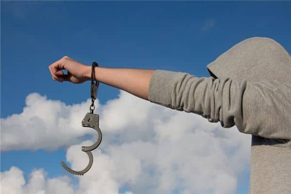 梦到自己被戴手铐是什么意思