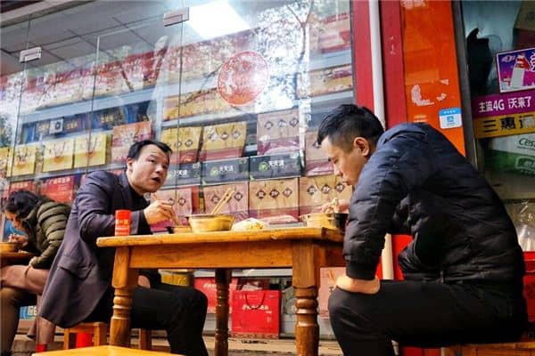 女人梦见和朋友吃饭是什么意思