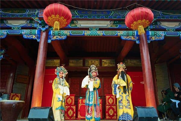 女人梦见自己唱戏是什么意思