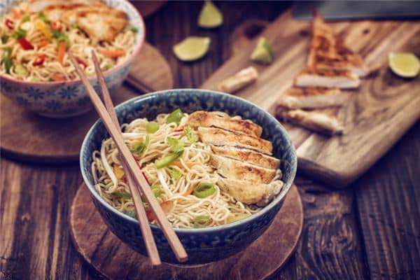 梦见别人吃面条是什么意思