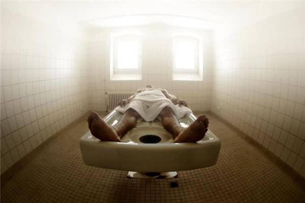 女人梦见死人用白布盖着是什么意思