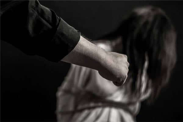 梦见被别人非礼在反抗是什么意思