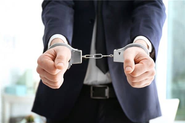 做梦被别人抓起来了是什么意思