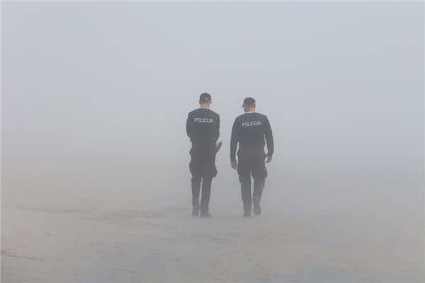 女人梦见警察来调查是什么意思