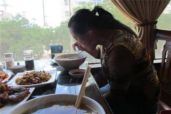 女人梦见一个人吃饭是什么意思