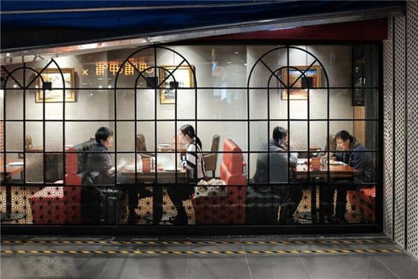 女人梦见自己请客是什么意思