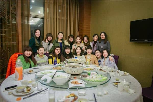 女人梦见同学聚会是什么意思