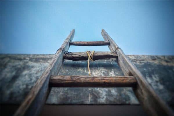 女人梦见下梯子很顺是什么意思