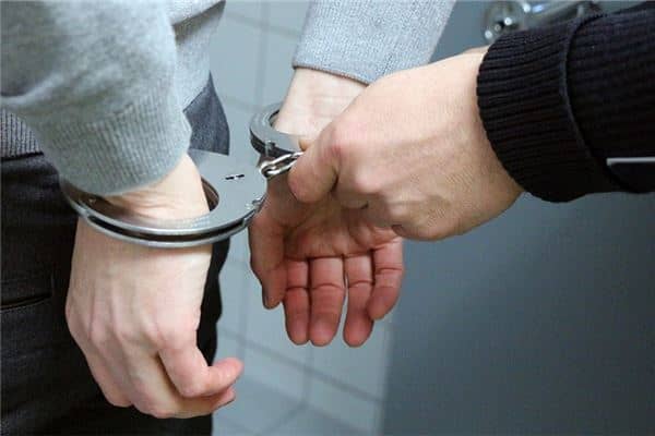 梦到自己被警察抓是什么意思