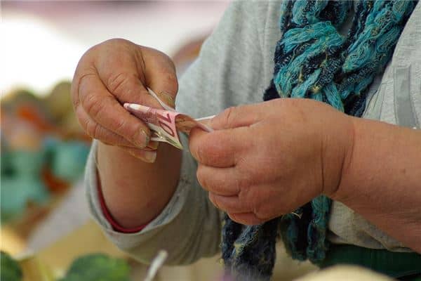 女人梦见买车票是什么意思