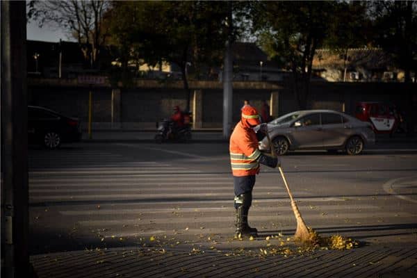 梦见扫地清理很多垃圾是什么意思