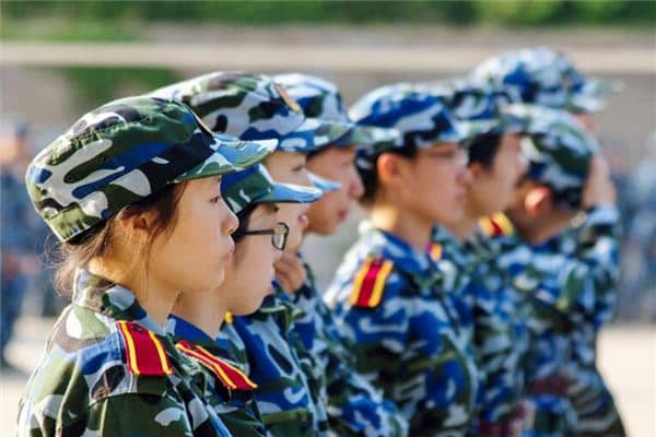 女人梦见军训是什么意思