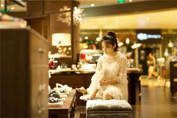 女人梦见试鞋最后没买是什么意思