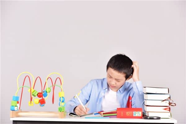 做梦梦见着急赶作业是什么意思