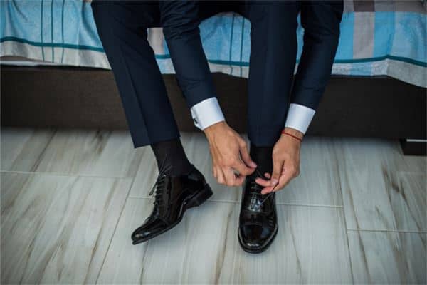 梦见系鞋带系得很乱是什么意思
