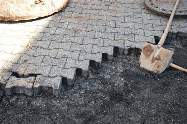 女人梦见修路铺路是什么意思