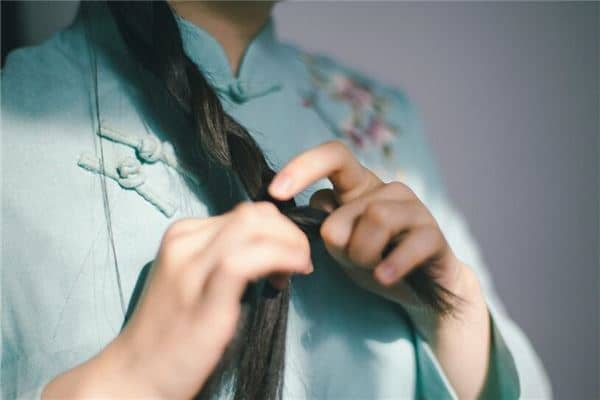 女人梦见扎头发是什么意思