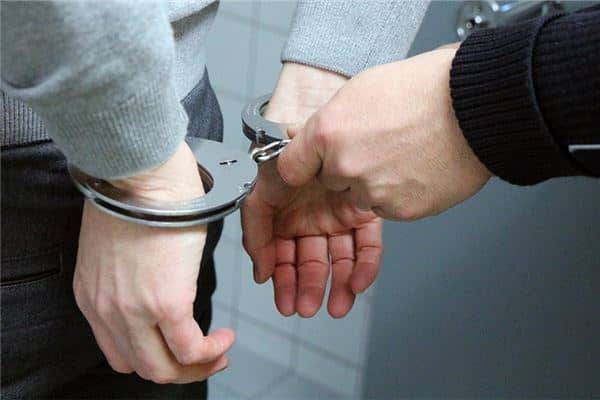 做梦被警察抓是什么预兆是什么意思