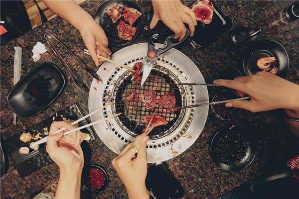 女人梦见吃自助餐是什么意思