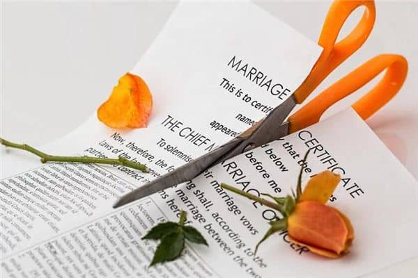 已婚女人梦见离婚大哭是什么意思