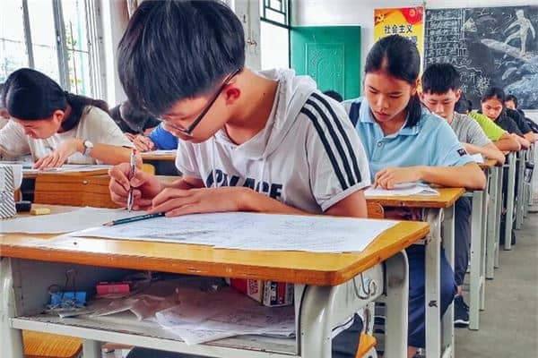 梦见转学去了别的学校是什么意思