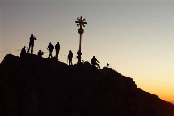 梦到人山人海拥挤是什么意思