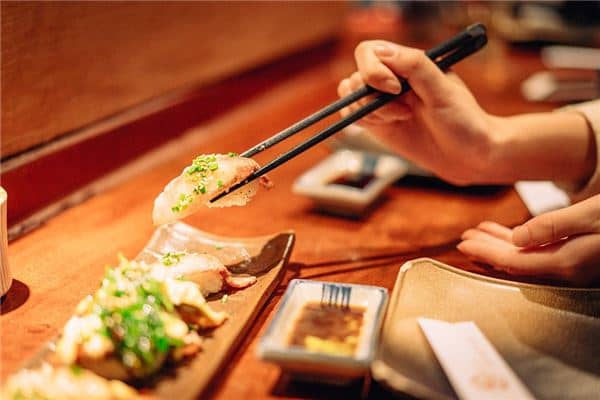 梦见吃饭吃得很饱是什么意思