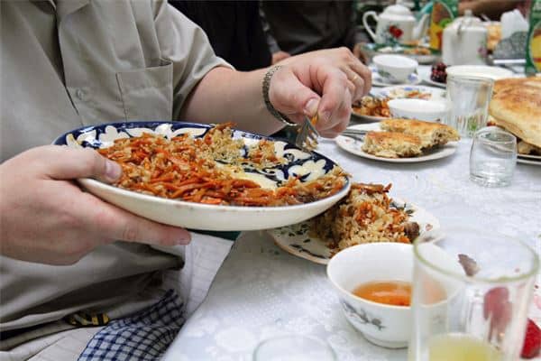 女人梦见吃饭是什么预兆是什么意思