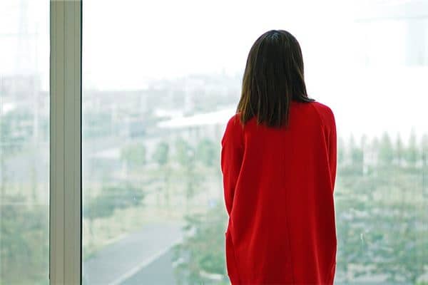 女人梦见自己穿红上衣是什么意思